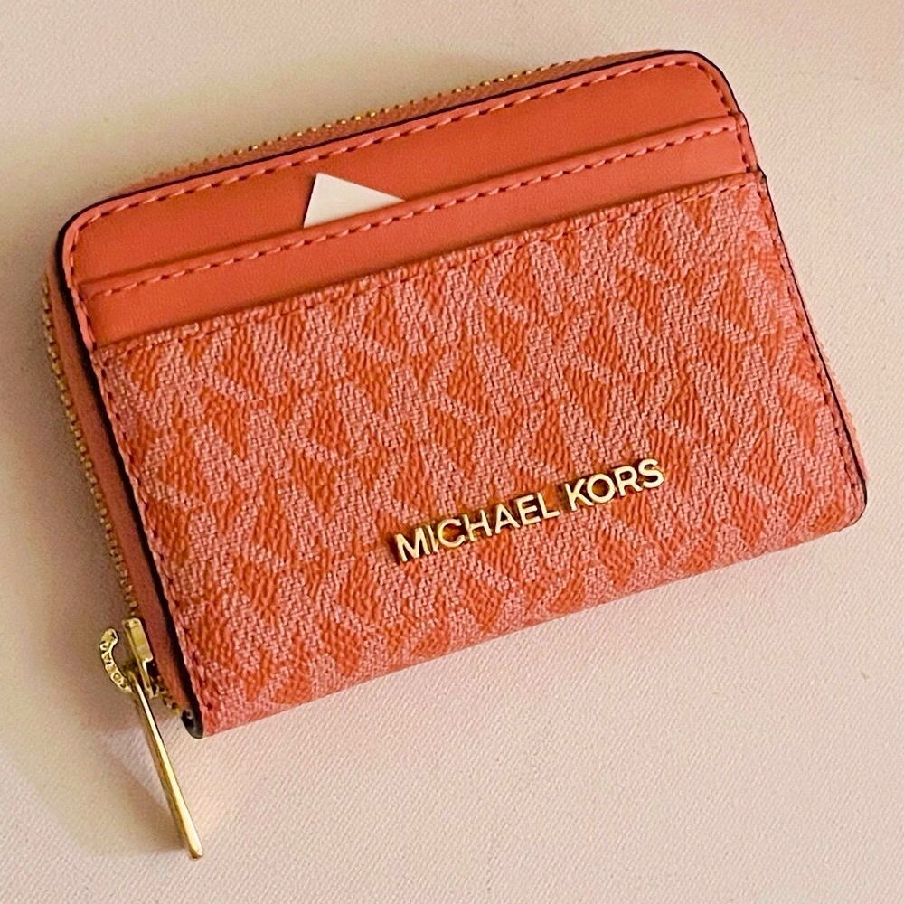 Michael Kors jet set medium zip wallet